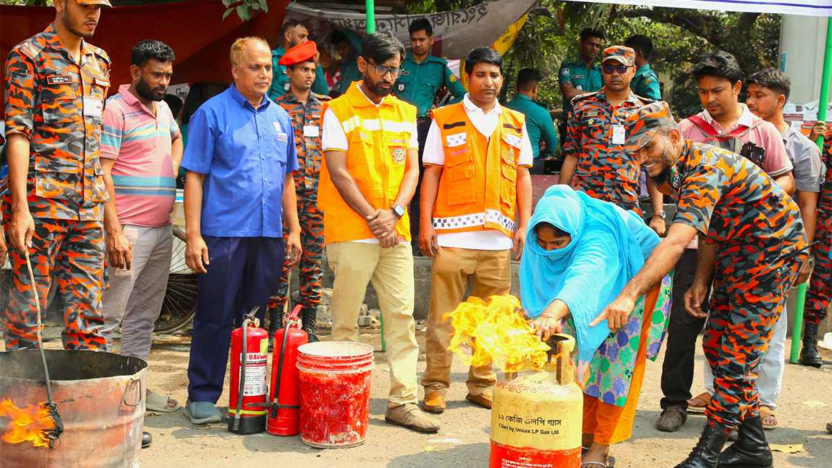 দুর্ঘটনা প্রতিরোধে সচেতনতা বৃদ্ধিতে স্থির সমাবেশ ফায়ার সার্ভিসের