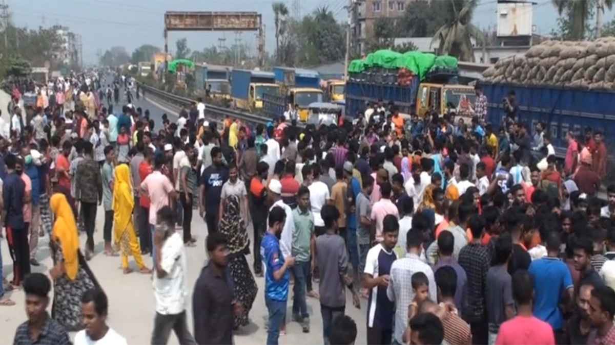 গাজীপুরে শ্রমিকদের বিক্ষোভ, গুদামে আগুন দিয়ে সড়ক অবরোধ