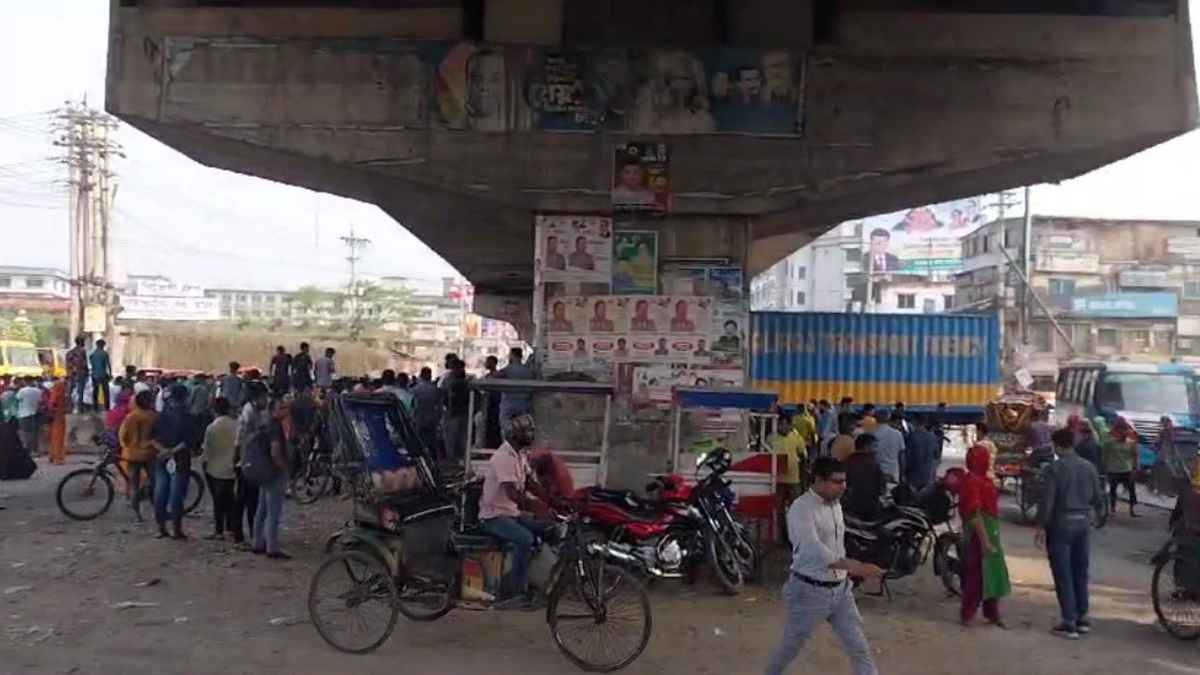 গাজীপুরে সড়ক বন্ধ করে শ্রমিকদের বিক্ষোভ, ৮ কারখানা ছুটি