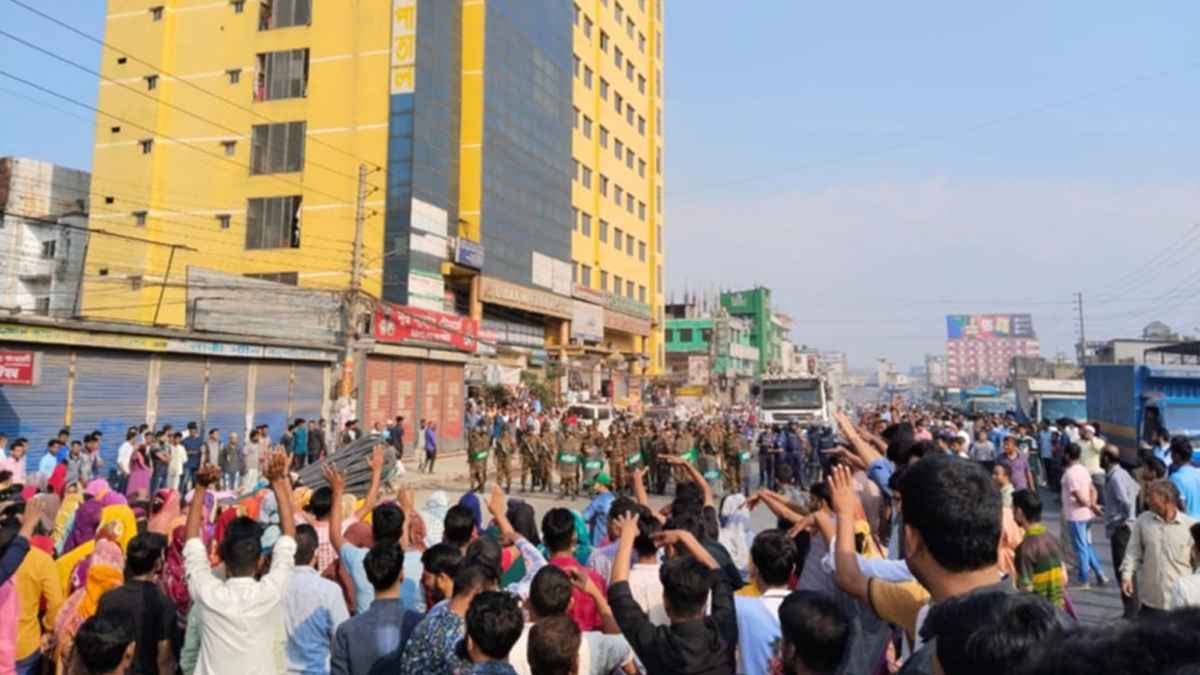 গাজীপুরে মহাসড়ক অবরোধ করে শ্রমিকদের বিক্ষোভ