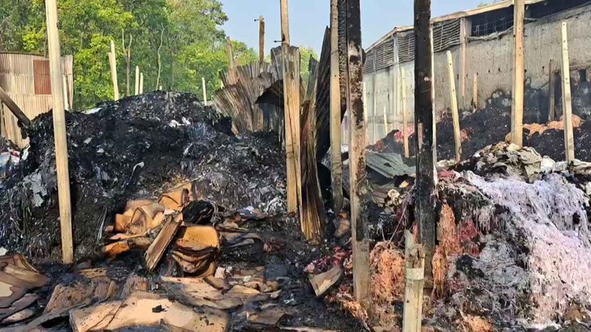 গাজীপুরে আগুনে পুড়ল ঝুটের ৩ গুদাম