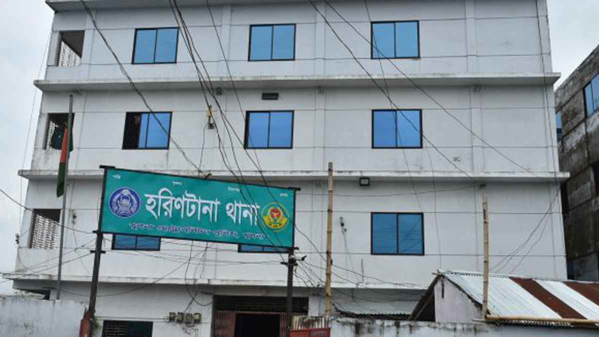 মাদক কারবারিকে কুপিয়ে জখম