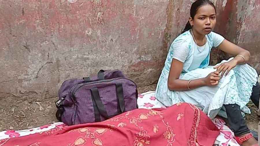 গুরুতর অসুস্থ রোগীকে নামিয়ে দিল বাস, রাস্তায় মৃত্যু