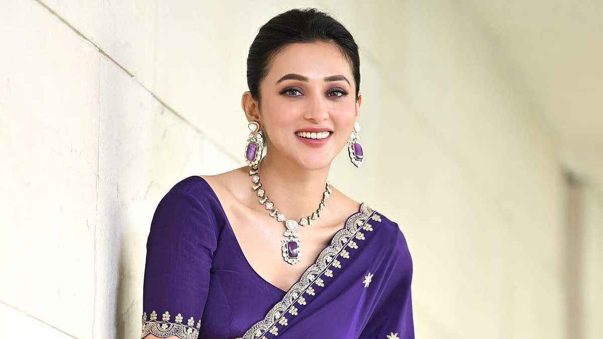 বাসে মেয়েদের কেন ব্যাগ দিয়ে বুক চেপে রাখতে হয়: মিমি