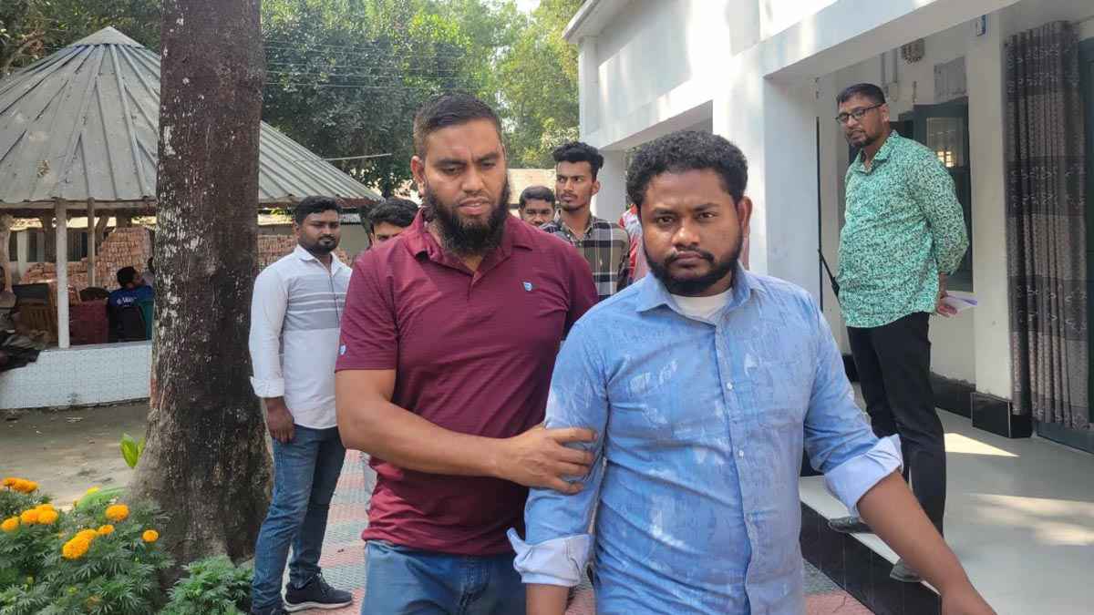 ইবিতে পরীক্ষা দিতে আসায় নিষিদ্ধ ছাত্রলীগের ২ নেতাকে থানায় সোপর্দ