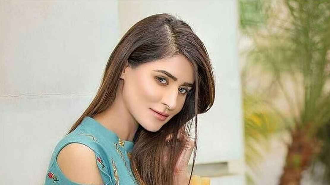 বাংলাদেশের সিনেমায় কে এই পাকিস্তানি মডেল জারা? 