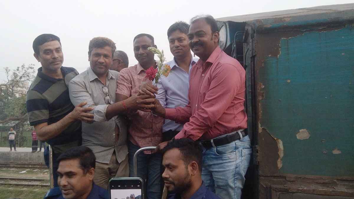 ব্রাহ্মণবাড়িয়ায় কালনী এক্সপ্রেসের যাত্রাবিরতি, ফুল দিয়ে বরণ