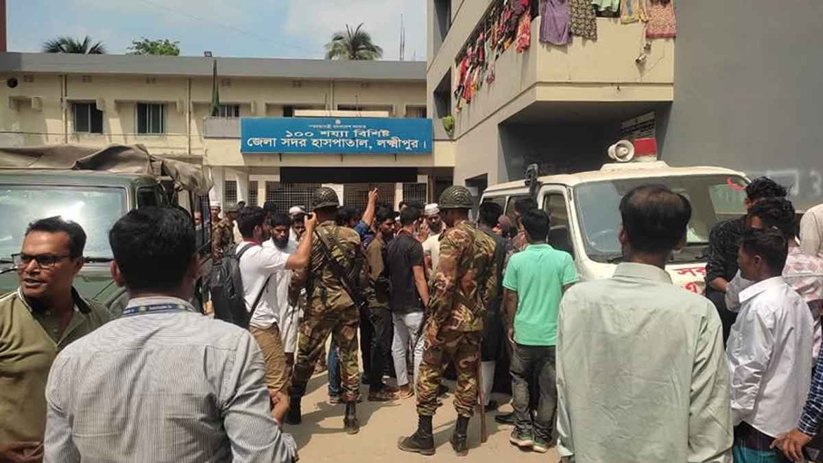 লক্ষ্মীপুর হাসপাতাল থেকে ৭ দালাল আটক