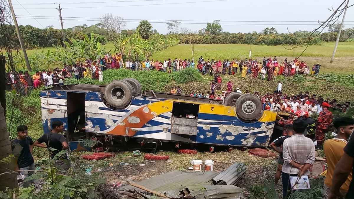 মাদারীপুরে বাস-ট্রাক সংঘর্ষে নারী নিহত, আহত ১৫