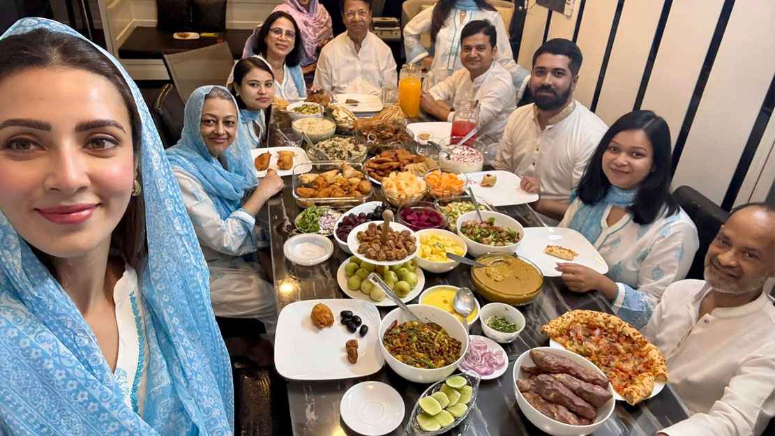 ইফতার করে সম্প্রীতির বার্তা মিমের 