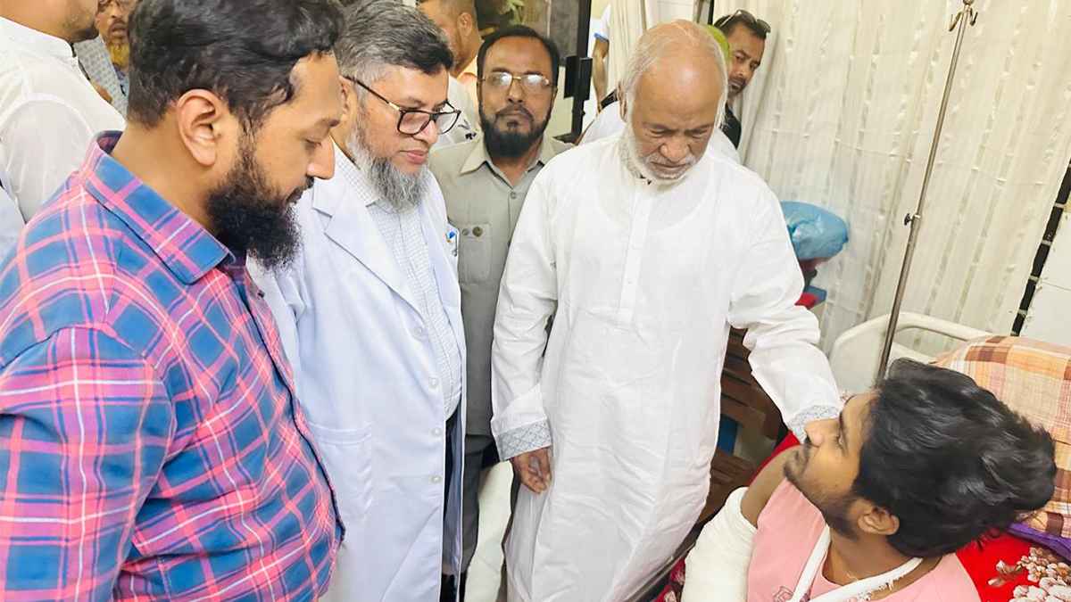 সড়ক দুর্ঘটনায় আহত শাকিলকে দেখতে পঙ্গু হাসপাতালে মঈন খান