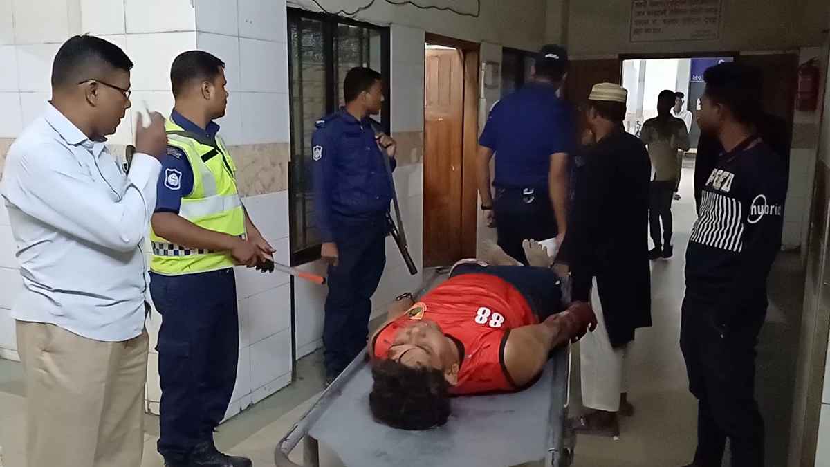 পুলিশের ধাওয়া খেয়ে ট্রাক উল্টে ডাকাত নিহত, আহত ২