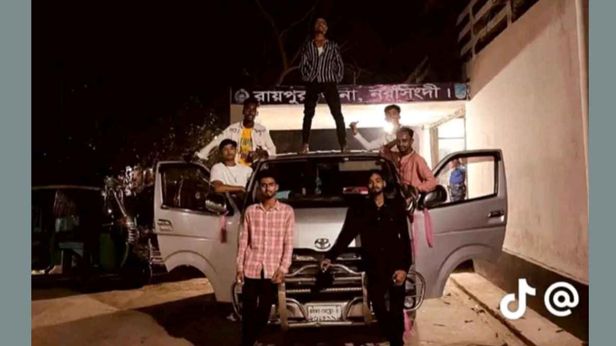 নরসিংদীর একটি থানার সামনে ফিল্মি গ্যাং স্টাইলে যুবকদের ছবি, নিন্দার ঝড়