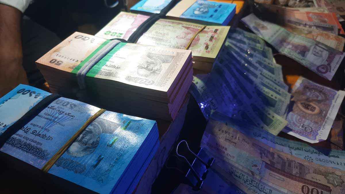 হাজারে পাঁচ শ’ বাড়তি দিয়েও মিলছে না নতুন টাকা!