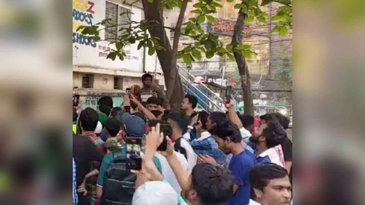 ছিনতাইকারী সন্দেহে যুবককে গাছে ঝুলিয়ে নির্যাতন