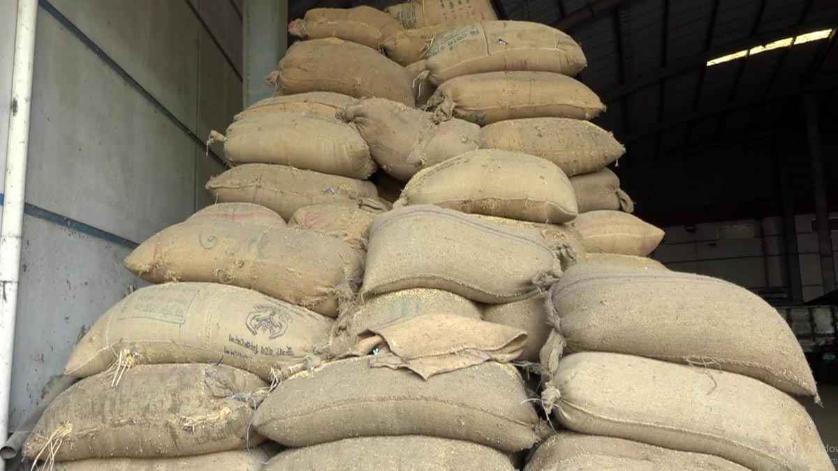 নওগাঁয় অবৈধভাবে ২৩৮ টন ধান-চাল মজুত, গুদাম সিলগালা