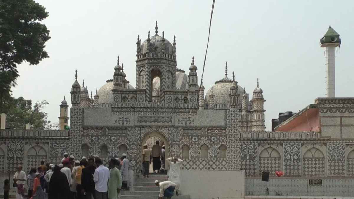 তিনশ বছরের সাক্ষী হয়ে দাঁড়িয়ে আছে মোঘল স্থাপত্যের বজরা শাহী মসজিদ