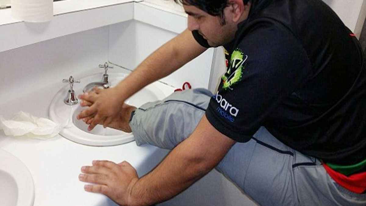 বেসিনে পা তুলে অজু করা জায়েজ?