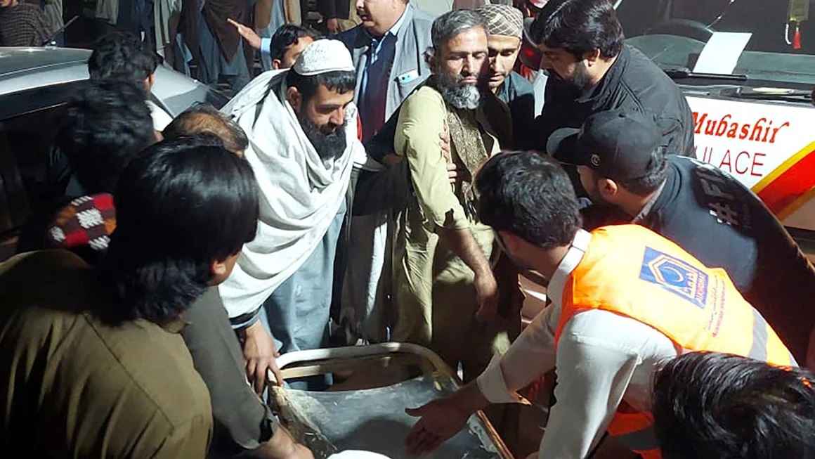 পাকিস্তানে সেনাঘাঁটিতে আত্মঘাতী হামলায় নিহত ১২