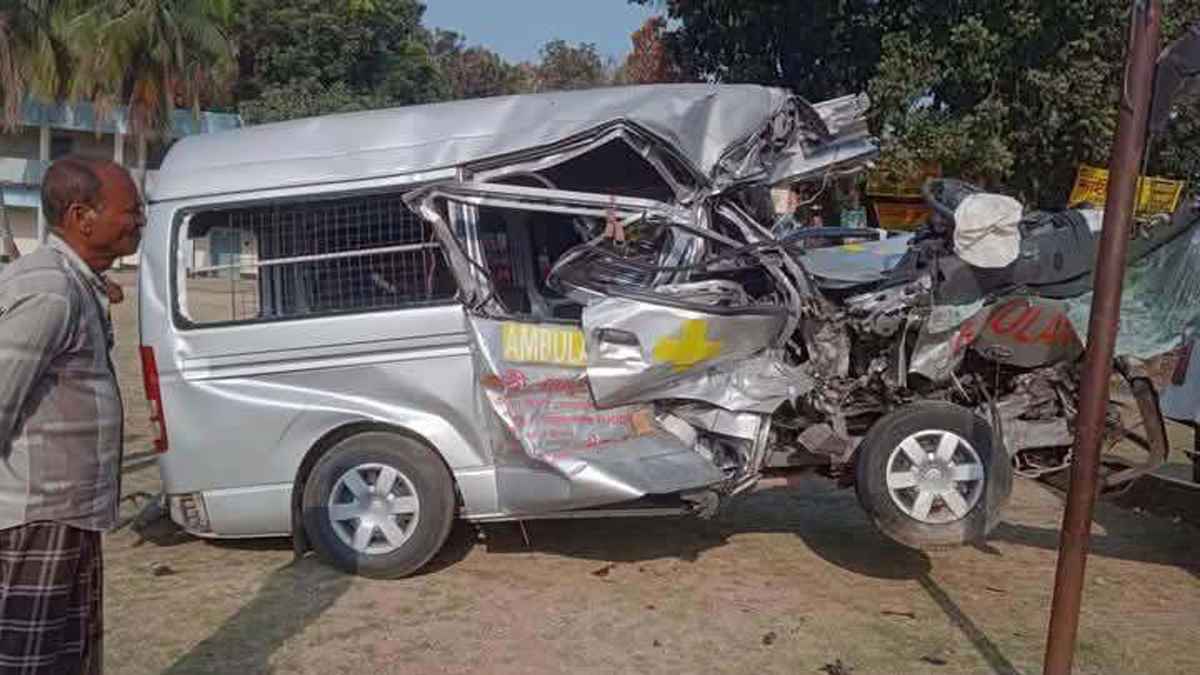 রাজশাহীতে ট্রাক-অ্যাম্বুলেন্স মুখোমুখি সংঘর্ষ, নারীসহ নিহত ৩