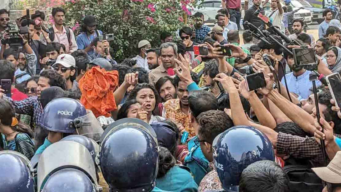 ধর্ষণবিরোধী পদযাত্রায় সংঘর্ষ: ৮০ জনের নামে পুলিশের মামলা