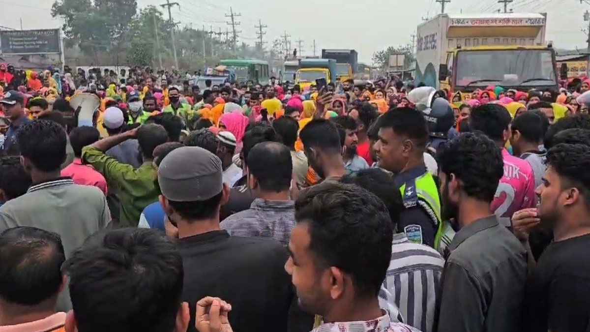 গাজীপুরে কারখানার অপারেটরকে মারধর, শ্রমিকদের মহাসড়ক অবরোধ