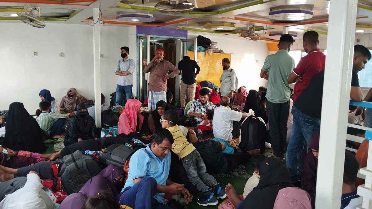 ঈদযাত্রায় সদরঘাটে শেষ মুহূর্তে ঘরমুখো মানুষের স্রোত