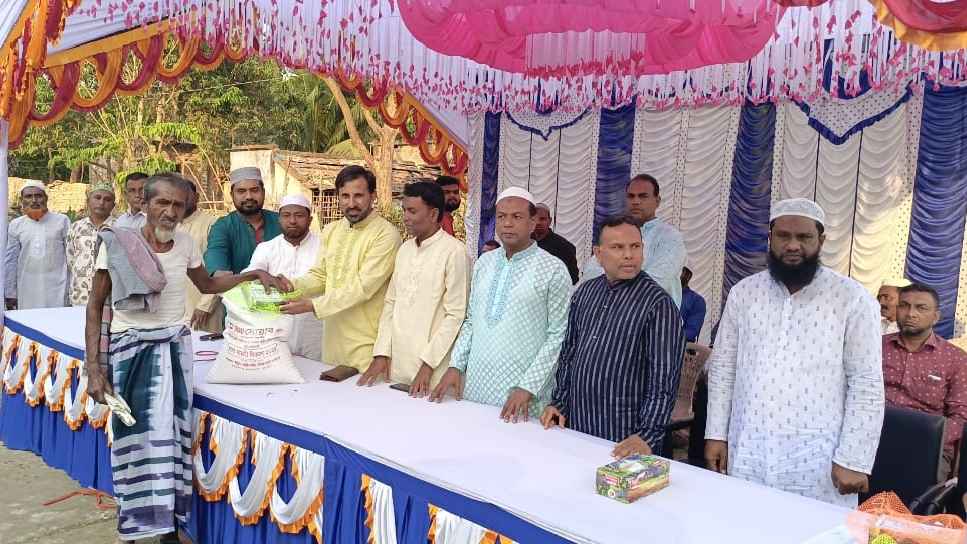 সাতক্ষীরায় ১১৫ পরিবারকে খাদ্যসামগ্রী দিল সোয়াব