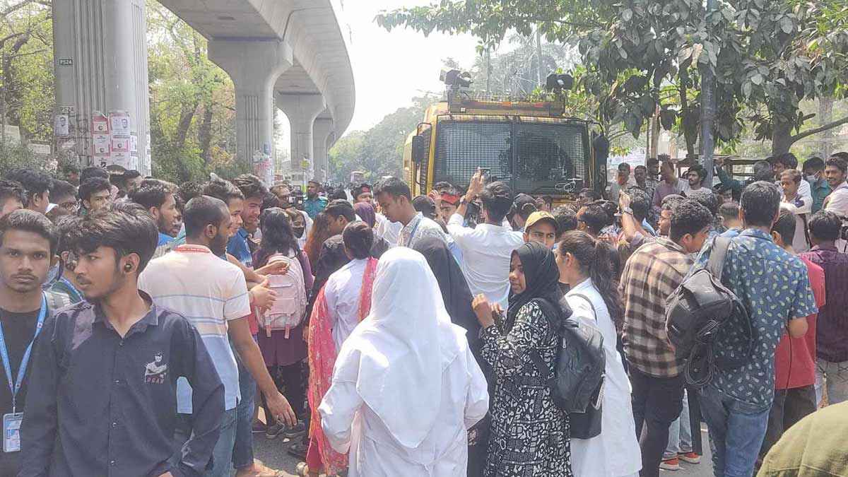 ধর্ষণবিরোধী প্রতিবাদে শাহবাগে ৩০ কলেজের শিক্ষার্থীদের অবস্থান