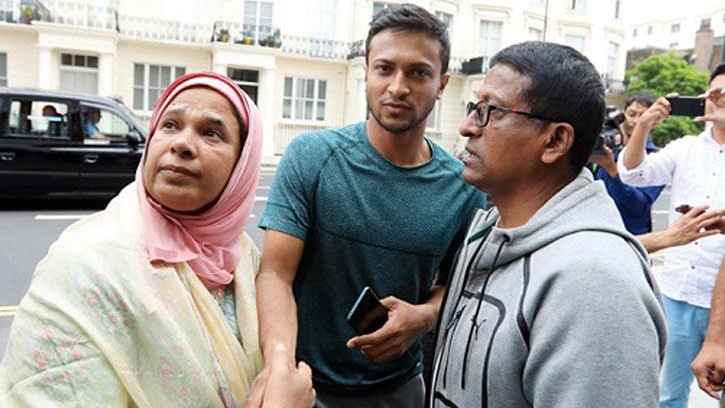 তামিমকে দেখতে হাসপাতালে যাচ্ছেন সাকিবের বাবা-মা