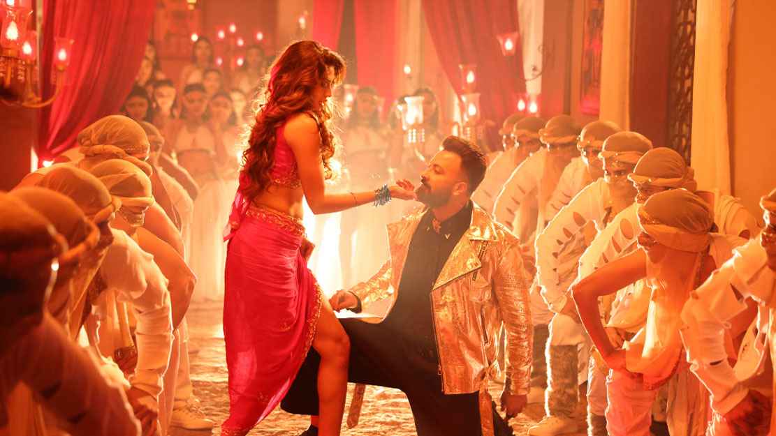 শাকিব-নুসরাতকে দেখে চমকে উঠেছে দুই বাংলা