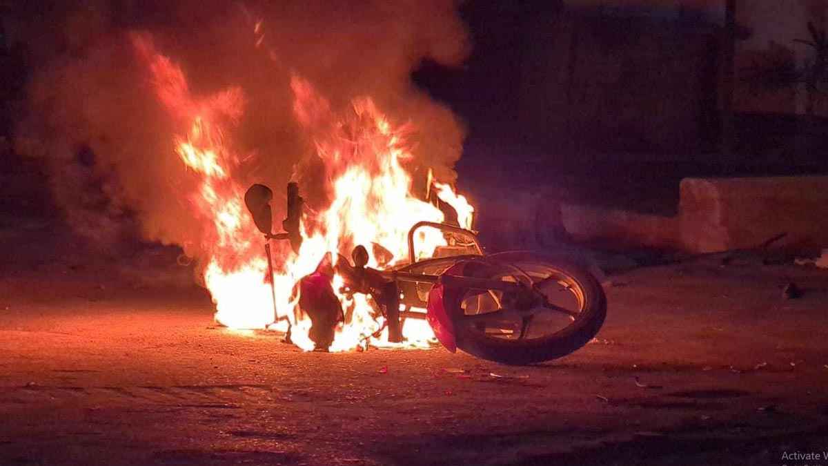 রাজশাহীতে বিএনপির দু’গ্রুপের সংঘর্ষ, মোটরসাইকেলে অগ্নিসংযোগ