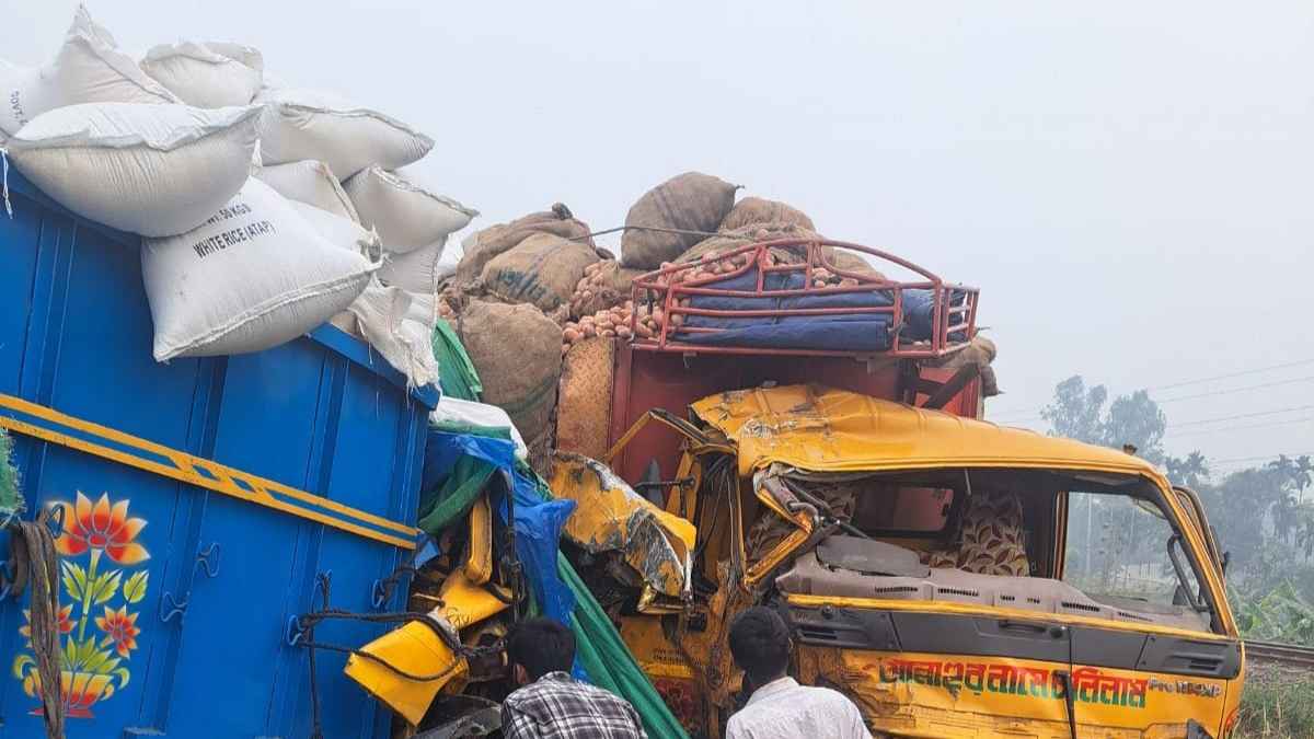 ২ ট্রাকের মুখোমুখি সংঘর্ষ, প্রাণ গেল এক চালকের