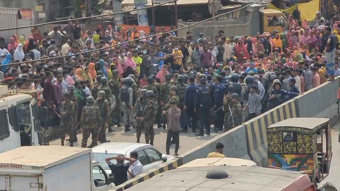 সাভারে ঢাকা-আরিচা মহাসড়ক অবরোধ, পোশাক শ্রমিকদের বিক্ষোভ
