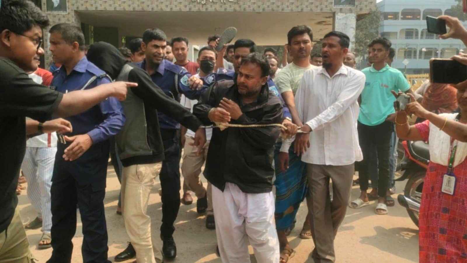 শিক্ষার্থীকে ধর্ষণের অভিযোগে শিক্ষককে আদালতে তোলার সময় জনতার ধোলাই