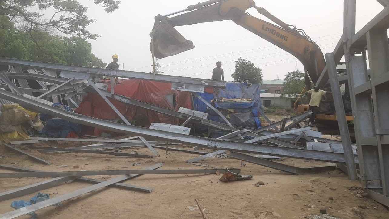 ধসে পড়েছে নির্মাণাধীন আশুগঞ্জ স্টিল রাইস সাইলোর দু’টি টাওয়ার