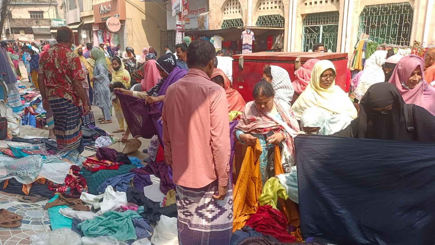 ঈদ উপলক্ষ্যে বউ বাজারে বেচাকেনা জমজমাট