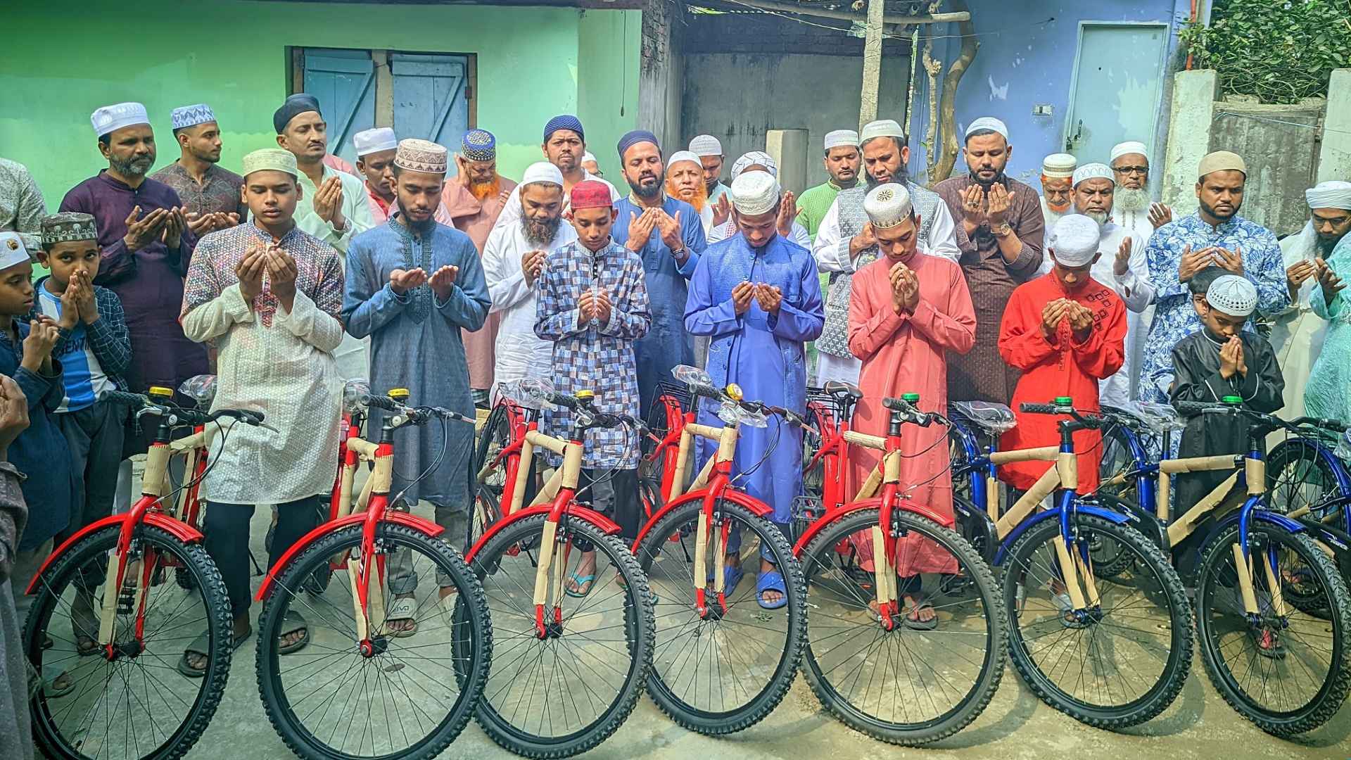 ৪০ দিন ৫ ওয়াক্ত নামাজ পড়ে বাইসাইকেল উপহার পেল ৮ শিশু-কিশোর
