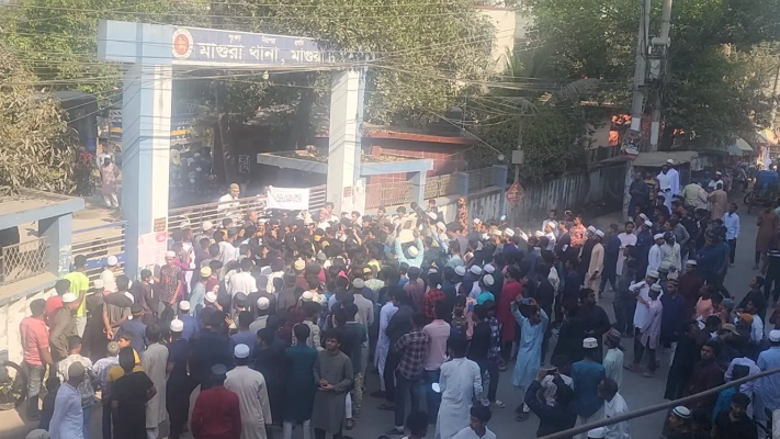 শিশু ধর্ষণের ঘটনায় বাবা-ছেলের ফাঁসির দাবিতে মিছিল, থানা ঘেরাও