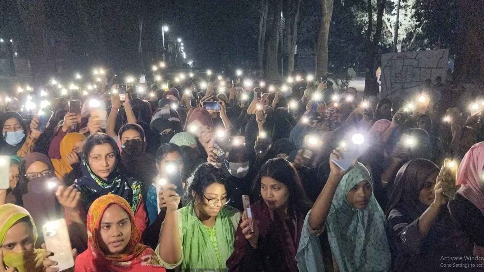 ধর্ষকের সর্বোচ্চ শাস্তির দাবিতে রাবিতে বিক্ষোভ