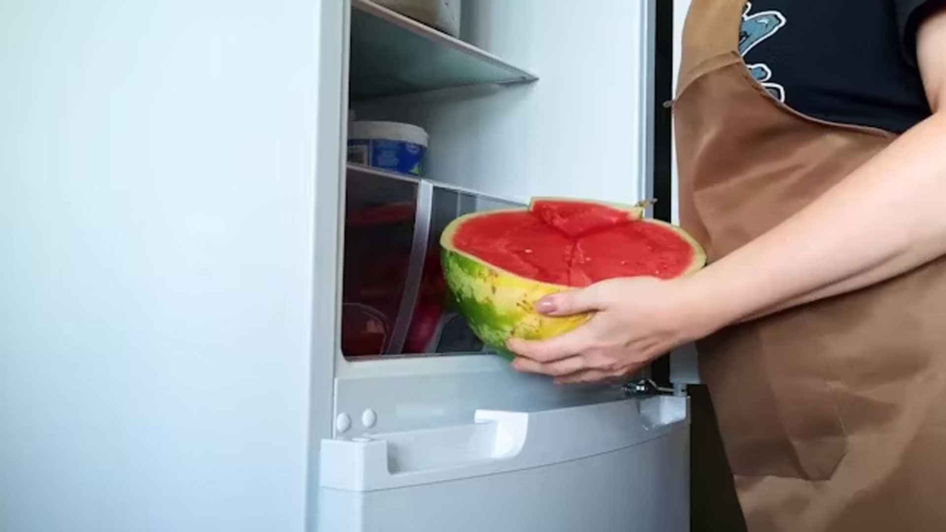 কাটা তরমুজ ফ্রিজে রেখে খান? কী ভুলটাই না করছেন!