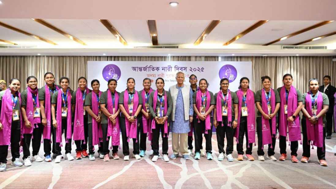 বাংলাদেশ নারী ক্রিকেট দলকে বিশেষ সম্মাননা প্রদান প্রধান উপদেষ্টার