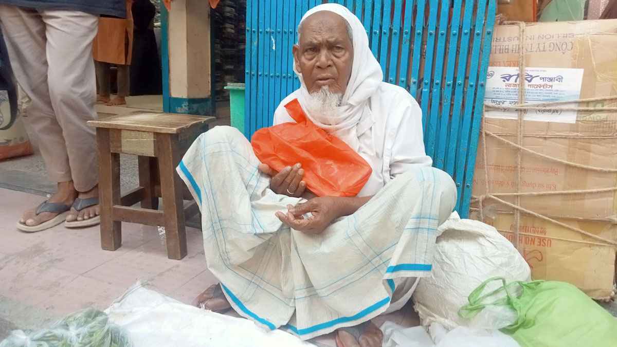 ছয় সন্তানের জনক ধনাঢ্য মোতালেব এখন ফুটপাতের বাসিন্দা