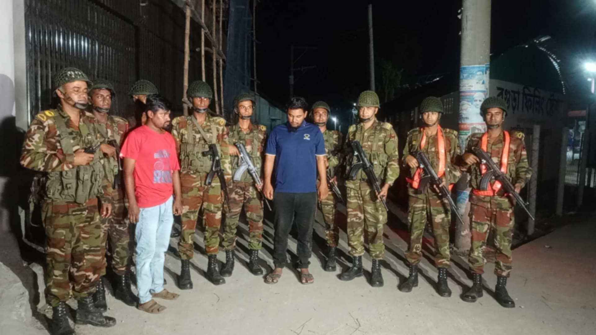 বগুড়ায় সেনাবাহিনীর অভিযানে দুই প্রতারক গ্রেফতার