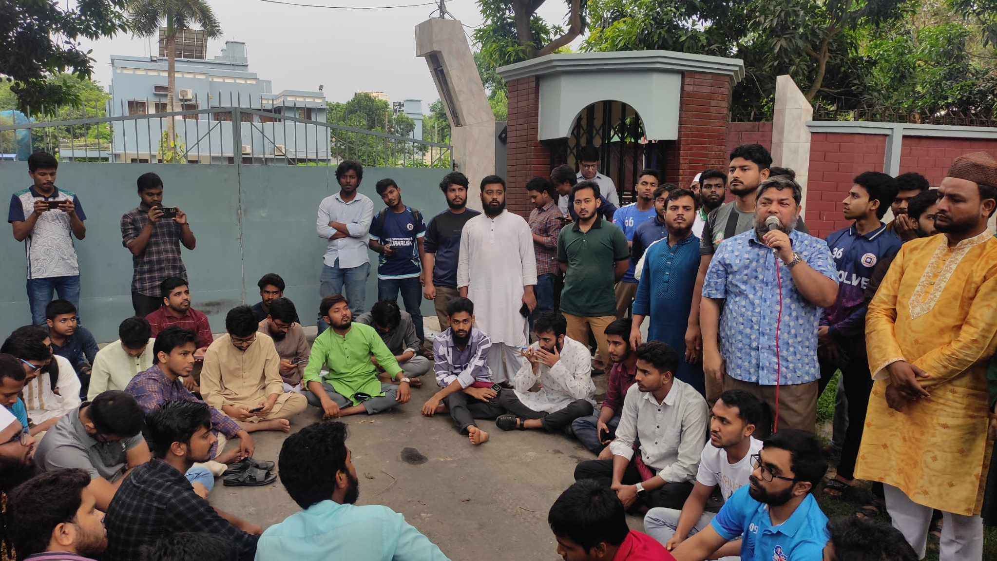 রুয়া নির্বাচন স্থগিতের প্রতিবাদে রাবি উপাচার্যের বাসভবন ঘেরাও