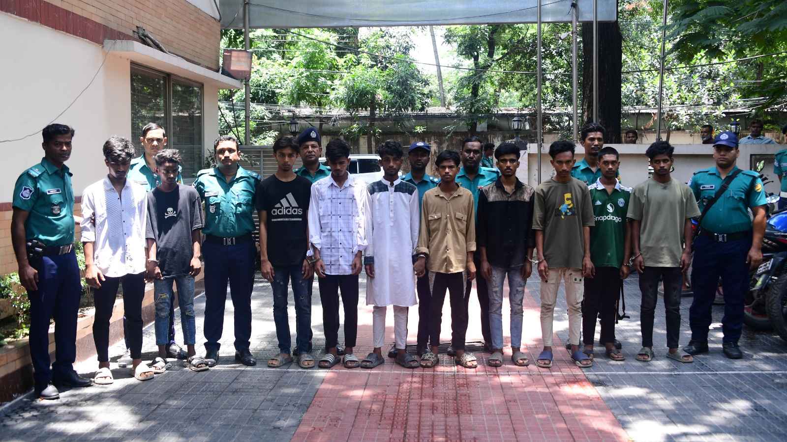 টিকটক ভিডিও করতে ক্যামেরার লোভে ফটোগ্রাফারকে খুন, গ্রেফতার ১০