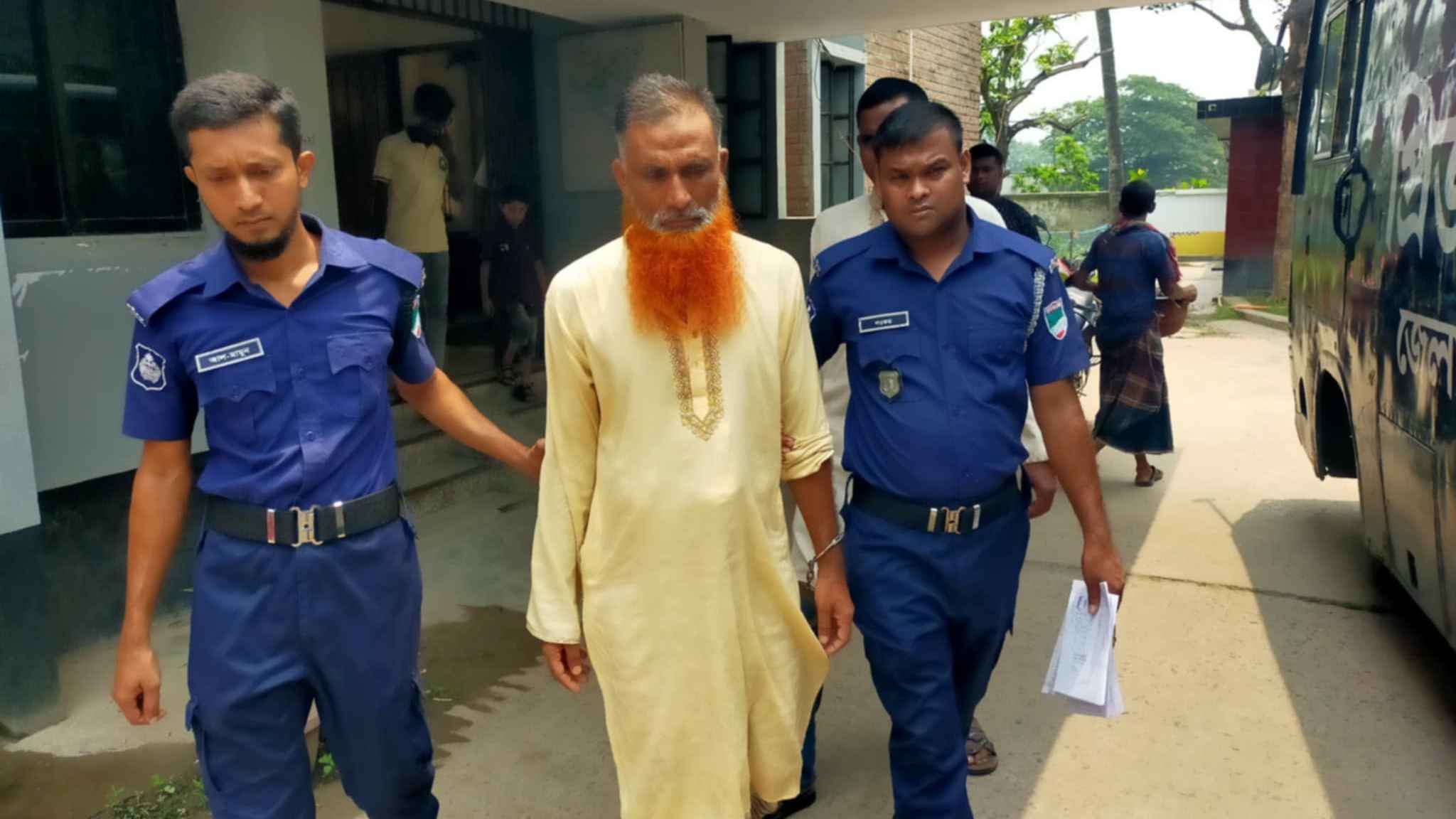 কলার ভেতর চেতনানাশক খাইয়ে মাদরাসা ছাত্রীকে ধর্ষণ, চিকিৎসক গ্রেফতার