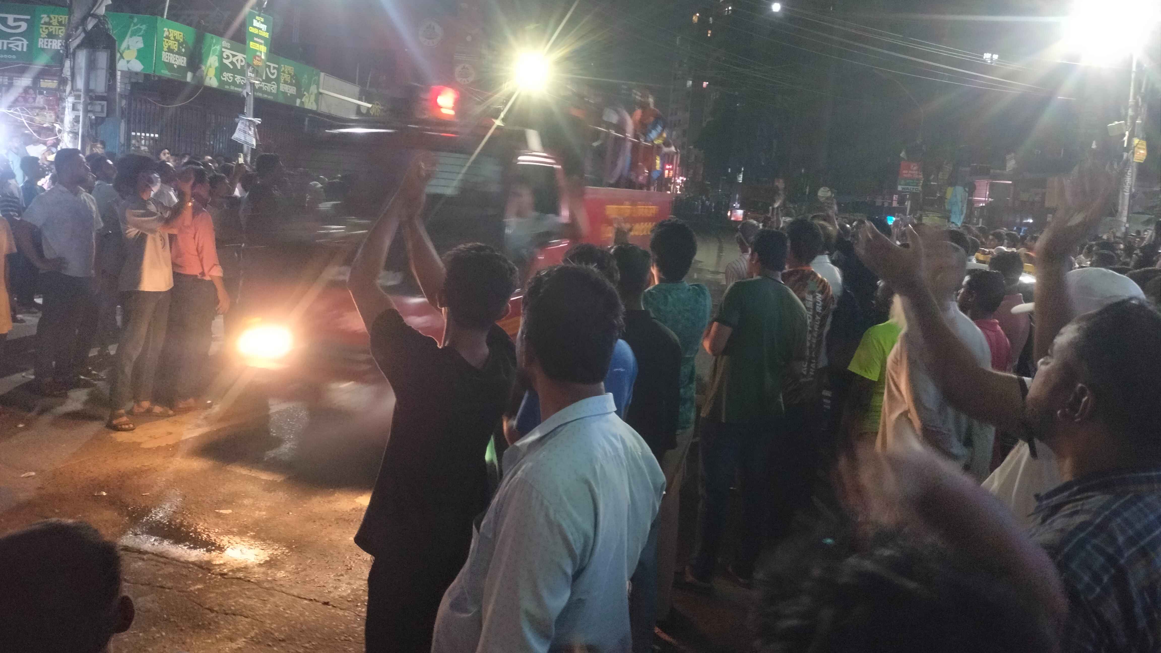 বেইলি রোডে জনতার ভালোবাসায় সিক্ত ফায়ার ফাইটাররা