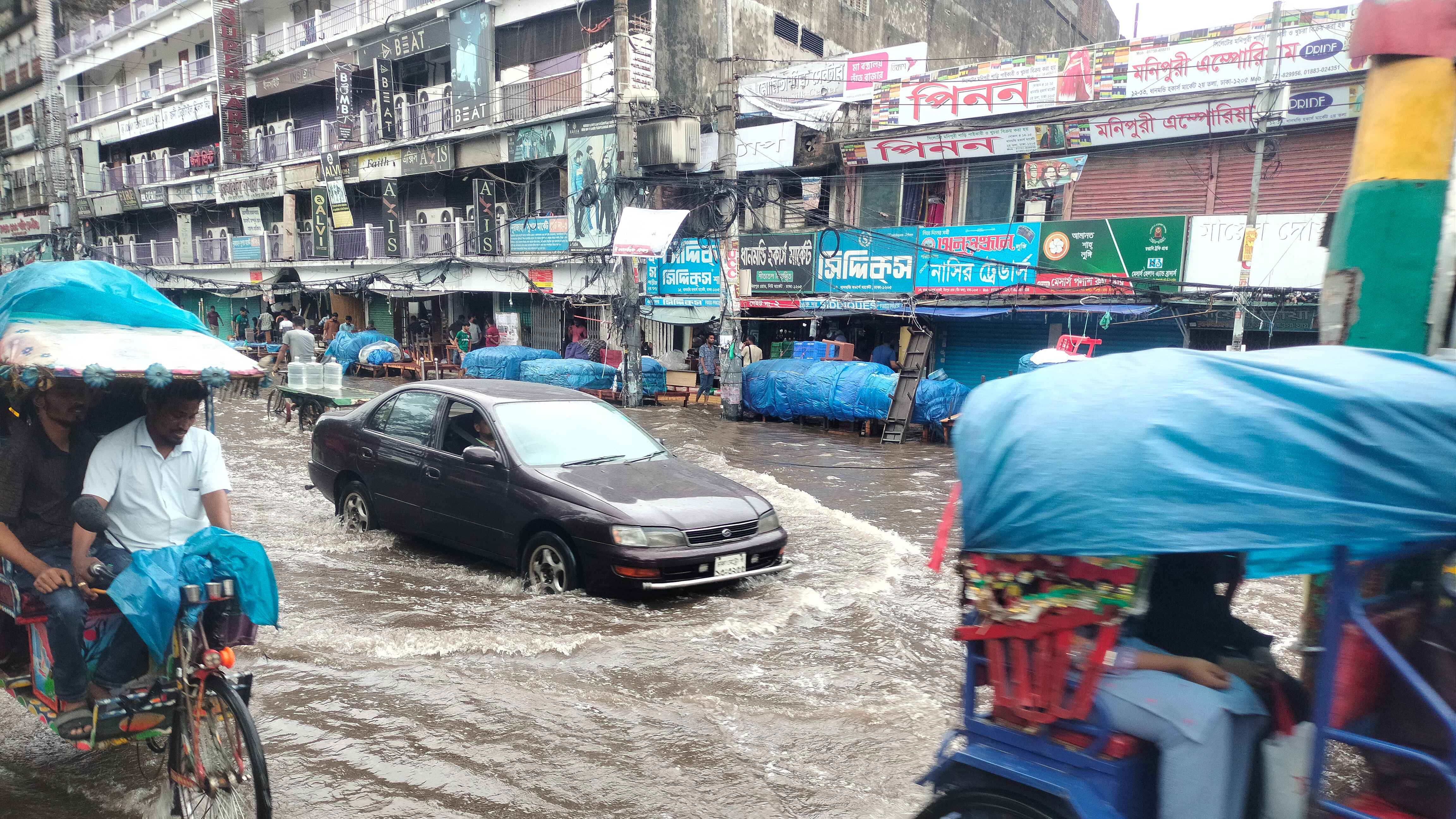 অল্প বৃষ্টিতেই নিউমার্কেট এলাকায় হাঁটুপানি, মশার আতঙ্কে শিক্ষার্থীরা