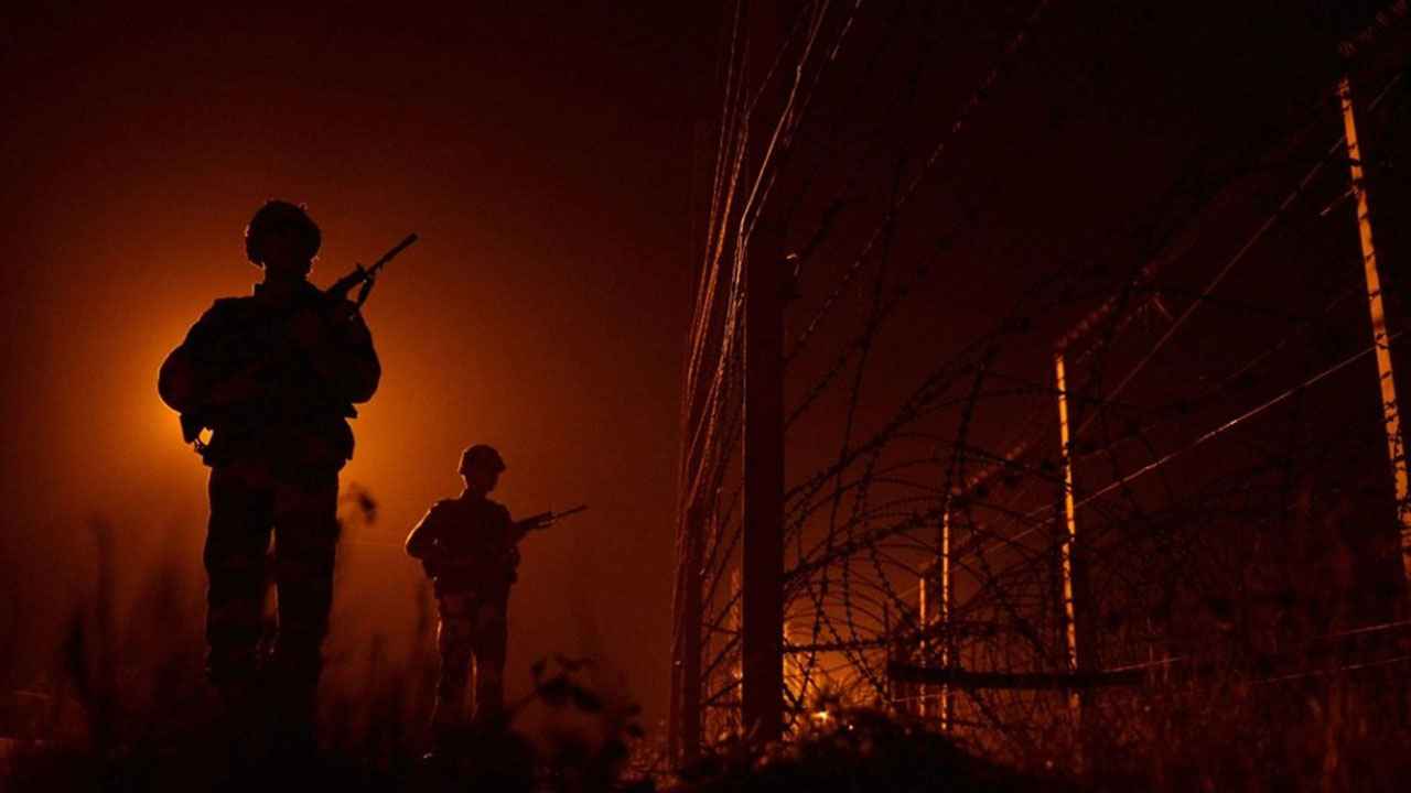 রাতের আঁধারে কাশ্মীর সীমান্তে ব্যাপক গোলাগুলি